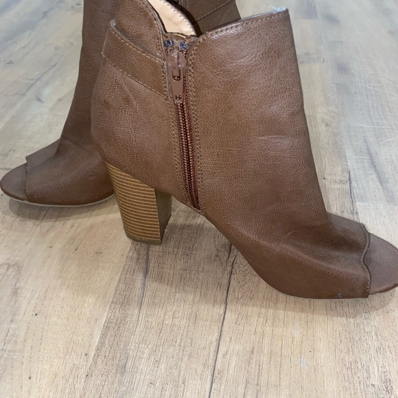 SET OF 2: Shoe Dazzle Sandals - Picture 3 of 5